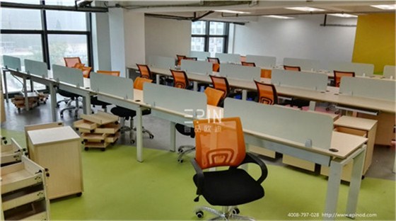 壹品歐迪時(shí)尚辦公家具為冠培教育提供的職員區(qū)辦公家具