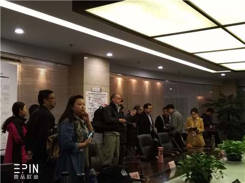 意大利國家電視臺前往都江堰采訪嚴(yán)局長-壹品歐迪辦公家具拍攝