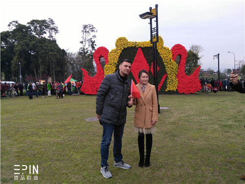 意大利國家電視臺記者與都江堰青城山旅游景區(qū)管理局嚴(yán)局長合影-壹品歐迪辦公家具拍攝