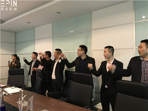 現(xiàn)代辦公家具公司壹品歐迪的員工大會是這個樣子的