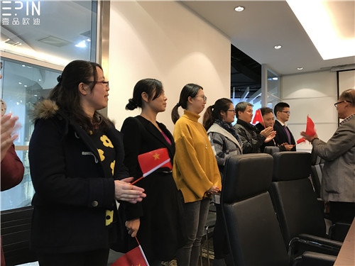 現(xiàn)代辦公家具公司壹品歐迪的員工大會是這個樣子的