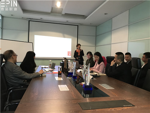 現(xiàn)代辦公家具公司壹品歐迪的員工大會是這個樣子的