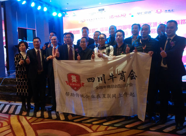 壹品歐迪辦公家具董事長張曉帆為何當(dāng)眾爬行，真相竟是……